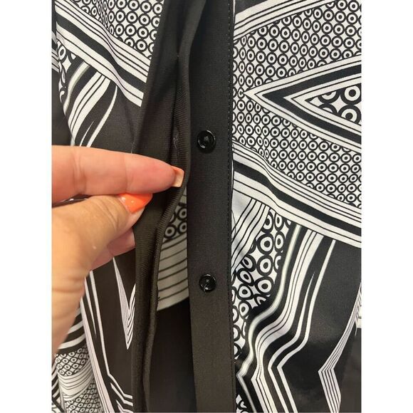 Avenue Black & White Geometric Assymetrical Button Down Duster Top sz 22/24 NWOT - Picture 3 of 7